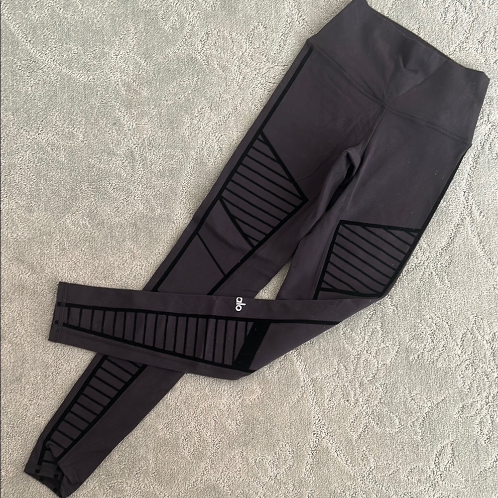 ALO  Black Leggings with lines Detail XS